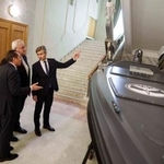 　無人艇の前でウクライナのシビハ外相（中央）に話すリトアニアのブドリース外相（右）＝１９日、キーウ（ＡＰ＝共同）