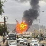 　１０日、イエメンの首都サヌアで、イスラエル軍による空爆で上がる炎と煙（ＡＰ＝共同）