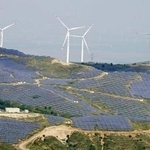 　中国河北省張家口市の風力発電と太陽光発電の施設＝２０２３年９月（共同）