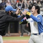 　９回、サヨナラ二塁打を放ち新庄監督（左）に迎えられる日本ハム・浅間＝エスコンフィールド