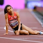 　女子５０００メートル決勝　レースを終え、座り込む田中希実＝国立競技場
