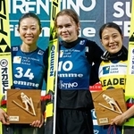 　ＧＰジャンプ女子個人第８戦で２位に入った勢藤優花（左）と３位の丸山希（右）＝バルディフィエメ（共同）