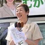 　岡山市長選が告示され、第一声を上げる向谷千鳥氏＝２１日午前、岡山市北区
