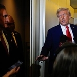 　２１日、米西部アリゾナ州グレンデールを出発した大統領専用機内で記者団に話すトランプ大統領（ＡＰ＝共同）
