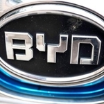 　北京市内に駐車する比亜迪（ＢＹＤ）の車両に付けられたロゴマーク＝２２日（共同