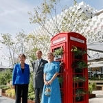 　英国館を訪れたエドワード王子（中央）と妻ソフィ妃（右）＝２２日午後、大阪市此花区の夢洲