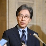 　記者団の取材に応じる立憲民主党の安住幹事長＝２２日午後２時２分、国会