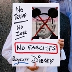 　米ウォルト・ディズニー傘下のＡＢＣテレビ周辺でトーク番組の休止に抗議する人＝１９日、ニューヨーク（ロイター＝共同）