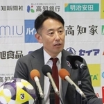 　Ｊ３高知の監督に就任し、記者会見する白石尚久氏＝２３日、高知市