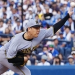 　７回に登板した阪神・及川。連続試合ホールド１７のプロ野球記録に並んだ＝横浜