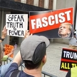　２３日、米ニューヨークの国連本部近くで、トランプ大統領を「ファシスト」と批判するプラカードを掲げるデモの参加者（共同）