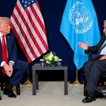 　会談するトランプ米大統領（左）と国連のグテレス事務総長＝２３日、米ニューヨーク（ゲッティ＝共同）