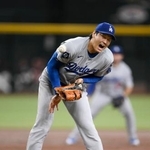 　ダイヤモンドバックス戦の３回、トーマスの打球を受けるドジャース・大谷。投手強襲安打となる＝フェニックス（共同）