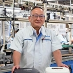 　象印マホービンの市川典男社長と高級炊飯器「炎舞炊き」＝２４日、大阪府大東市