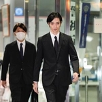 　保釈され、東京湾岸署を出る清水尋也被告＝２４日午後７時１６分
