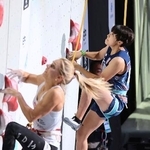 　女子スピード　決勝トーナメント１回戦　ポーランド選手と対戦する小屋松恋（奥）＝ソウル（共同）