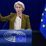 　フランスで演説するＥＵのフォンデアライエン欧州委員長＝１０日（ロイター＝共同）