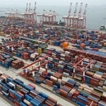 　中国広東省にある貿易港＝４月（ＡＰ＝共同）