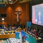 　国連本部で開かれた気候サミットでビデオ演説する中国の習近平国家主席（右上）＝２４日、ニューヨーク（ＡＰ＝共同）
