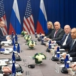 　ルビオ米国務長官（左手前から２人目）とロシアのラブロフ外相（右手前から２人目）の会談＝２４日、ニューヨーク（ロシア外務省提供・ゲッティ＝共同）