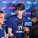 　試合後、取材に応じるドジャース・佐々木＝フェニックス（共同）