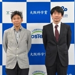 　大阪科学賞を受賞した理化学研究所生命機能科学研究センターの北島智也副センター長（左）と京都大の畠山琢次教授＝２５日午後、大阪市