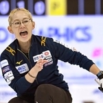 　１次リーグで上野美優、山口剛史組と対戦し、指示を出す小穴桃里＝稚内市みどりスポーツパーク