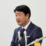 　上場後に記者会見するオリオンビールの村野一社長＝２５日午後、東京都内