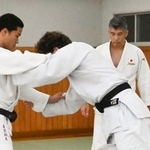　柔道の技術講習で、ウクライナ選手（手前右）を見守る井上康生さん（奥）＝２５日、講道館