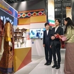 　ブータンのブースを視察される秋篠宮さまと長男悠仁さま＝２５日午後、大阪市此花区の夢洲（代表撮影）