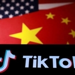 　「ＴｉｋＴｏｋ」のロゴと米国、中国の国旗（ロイター＝共同）