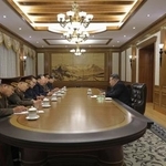 　核関連分野の科学者や技術者との重要会議に臨む北朝鮮の金正恩朝鮮労働党総書記（右）＝２６日（朝鮮中央通信＝共同）