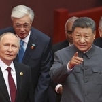 　抗日戦争勝利８０年記念行事に出席した中国の習近平国家主席（前列右）とロシアのプーチン大統領（同左）＝３日、北京（ロイター＝共同）