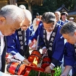 　熊野本宮大社の「献湯祭」で本殿前の大だるに温泉の湯を注ぎ入れる宿泊施設の代表者ら＝２７日午前、和歌山県田辺市