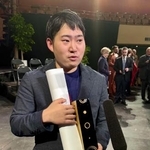　２７日、ブザンソン国際若手指揮者コンクールで優勝し、取材に応じる米田覚士さん＝フランス東部ブザンソン（共同）