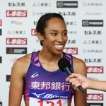 　女子２００メートルで優勝し、笑顔の井戸アビゲイル風果＝維新みらいふスタジアム