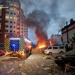 　２８日、ロシアのドローンやミサイル攻撃を受けたウクライナ首都キーウ郊外の住宅地（ウクライナ非常事態庁提供、ロイター＝共同）