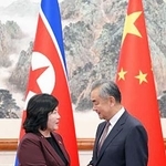 　握手する北朝鮮の崔善姫外相（左）と中国の王毅外相＝２８日、北京（中国外務省のホームページから、共同）