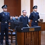 　収賄罪に問われた前農業農村相の唐仁健被告（中央）（中国国営中央テレビ電子版から、共同）