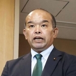 　記者団の取材に応じる前橋市議会の富田公隆議長＝２９日午後、前橋市