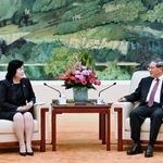 　会談する北朝鮮の崔善姫外相（左）と中国の李強首相＝２９日、北京の人民大会堂（新華社＝共同）