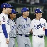 　記念撮影する（左から）ドジャースの佐々木、大谷、カブスの今永、鈴木、ドジャースの山本＝３月、東京ドーム