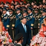 　「烈士記念日」の式典に臨む中国の習近平国家主席（手前）＝３０日、北京の天安門広場（共同）