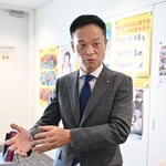 　大阪府貝塚市役所で取材に応じる酒井了市長＝３０日午前