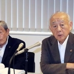 　３者協議後に記者会見する弁護団共同代表の徳田靖之弁護士（右）ら＝３０日午後、福岡市