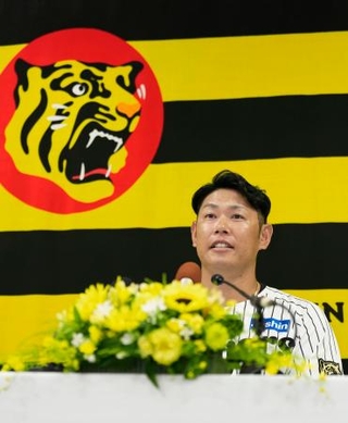 　現役引退の記者会見をする阪神の原口文仁内野手＝３０日、兵庫県西宮市