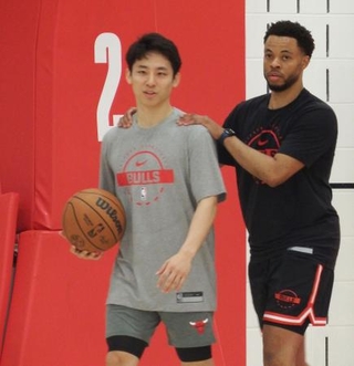 　ブルズのキャンプに参加した河村勇輝（左）＝シカゴ（共同）