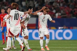 　９月３０日、サッカーのＵ-２０Ｗ杯のチリ戦で２点目のゴールを決めた横山（右）＝サンティアゴ（ＡＰ＝共同）