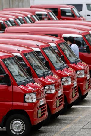 　郵便局に並ぶ軽バン＝９月、東京都内