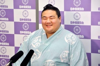 　新十両昇進を決め、記者会見する長村改め日向丸＝１日、両国国技館